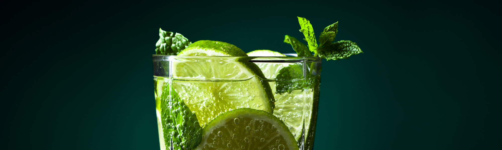 seltzer drink with lime slices and mint 